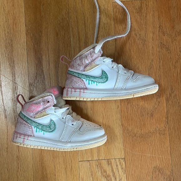 AIR JORDAN 1 MID SE GS 'PAINT DRIP' white, pink ice cream sneakers toddler size - Picture 5 of 6